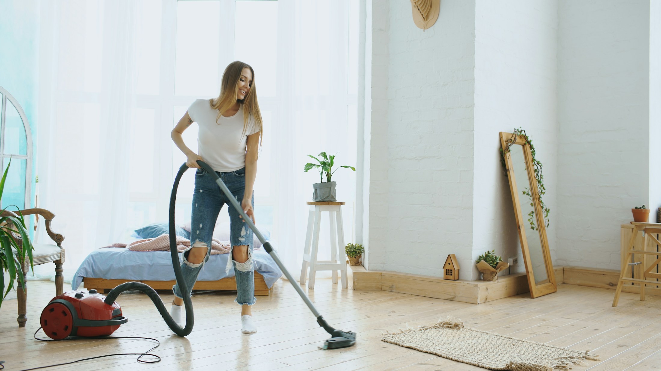 Intervenante Eco Proprety qui passe l'aspirateur dans un salon clair et lumineux à Strasbourg